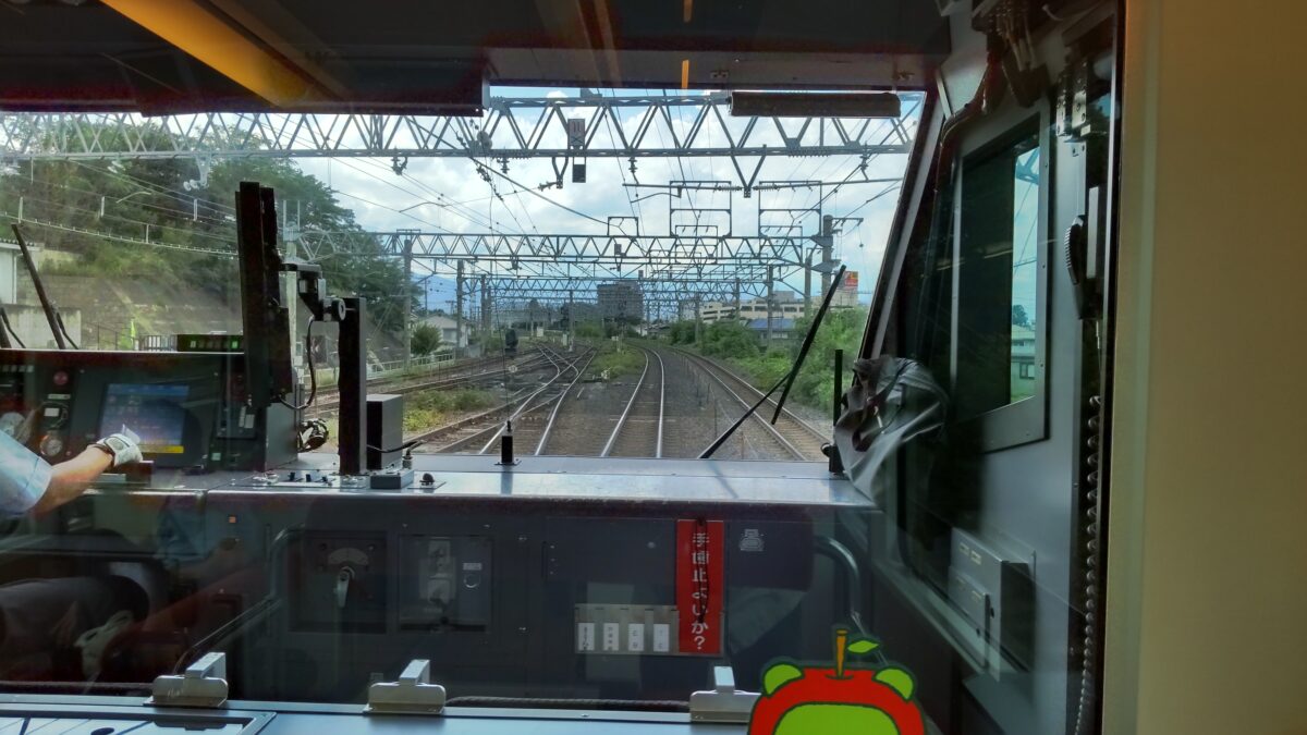 複雑な配線を渡って塩尻駅へと入る「リゾートビュー諏訪湖」