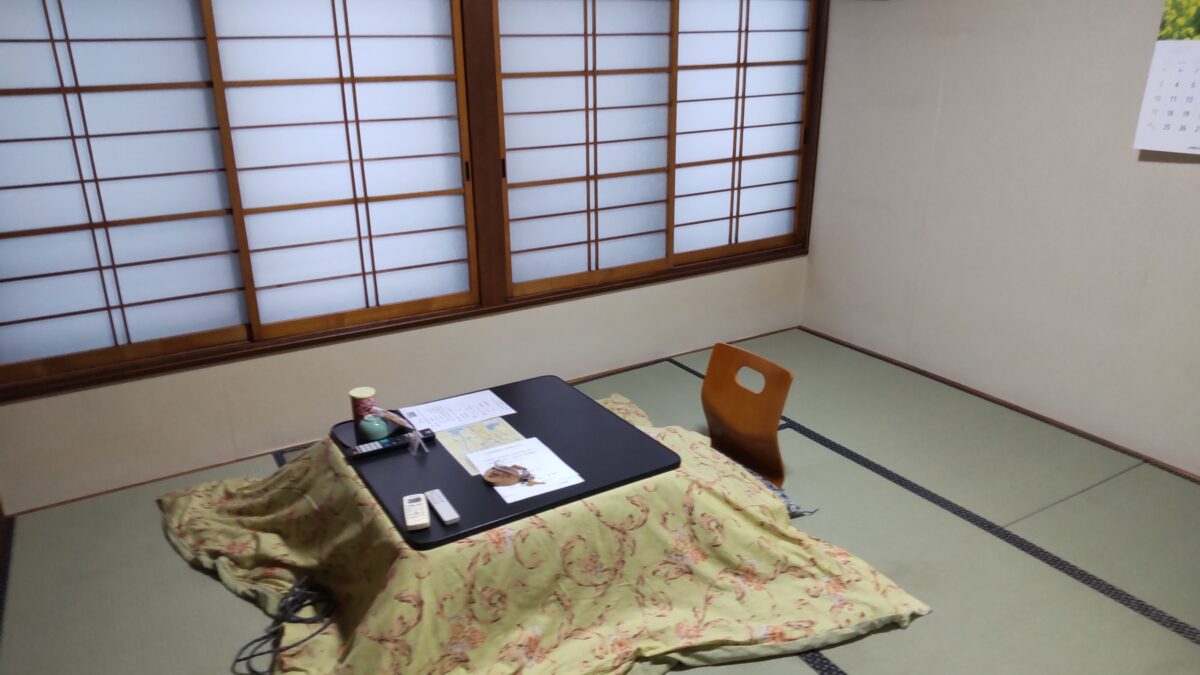 畳敷きでこたつもあるきれいな只見荘のお部屋