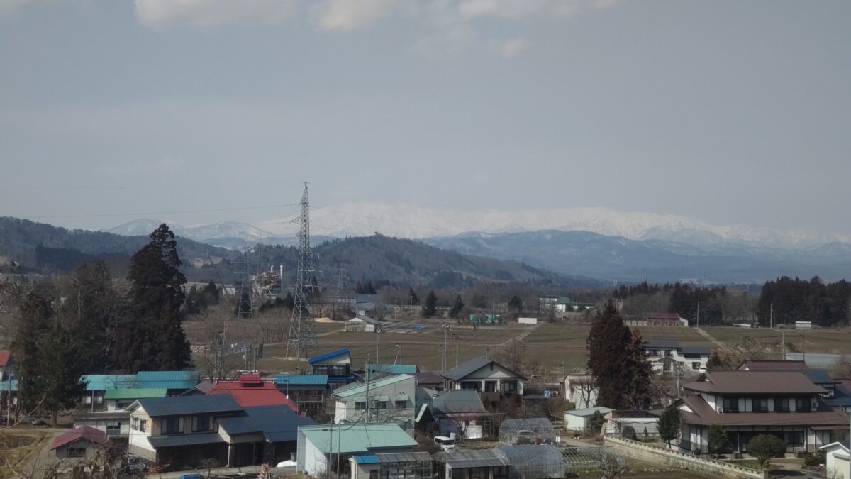 塔寺駅手前からの飯豊連峰の眺め