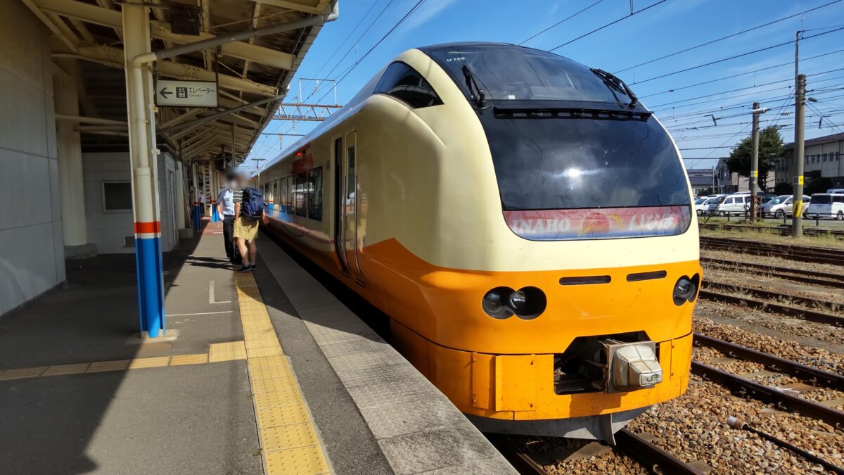 酒田駅で発車を待つ特急いなほ6号