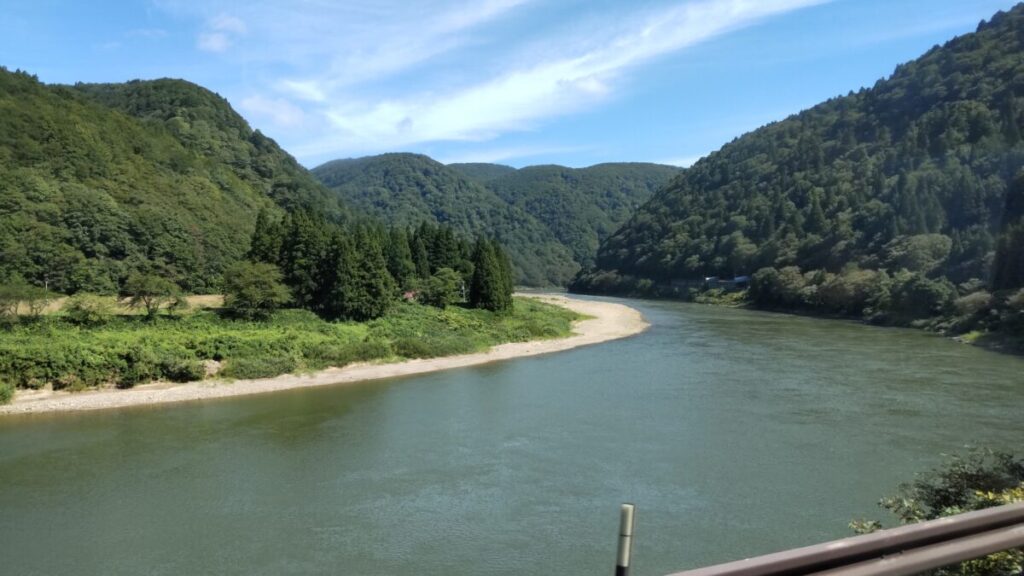 陸羽西線代行バスからの最上川の眺め