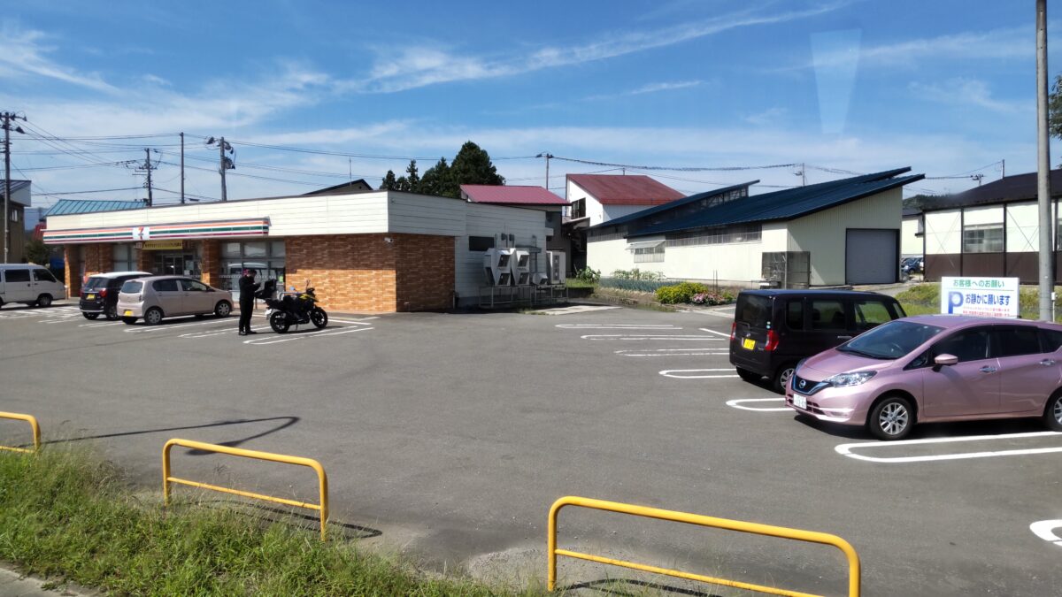 セブンイレブンの横にある津谷駅の停留所