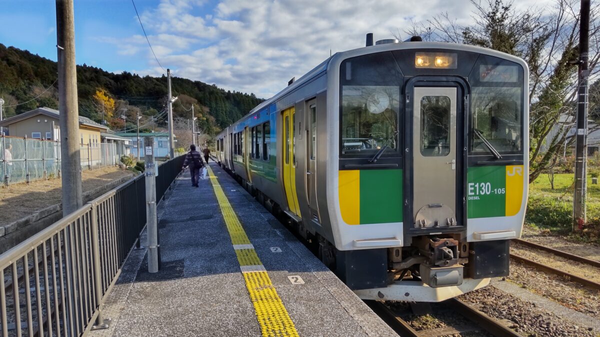 上総亀山駅で発車を待つ木更津行きの普通列車