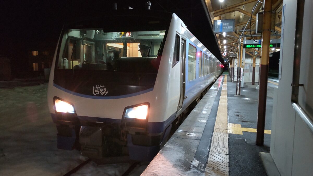 川部駅で進行方向が変わるために停車中のリゾートしらかみ5号