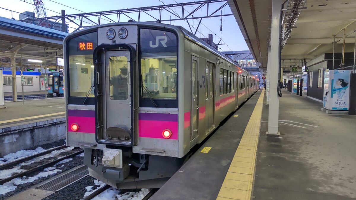青森駅で発車を待つ奥羽本線秋田行きの普通列車