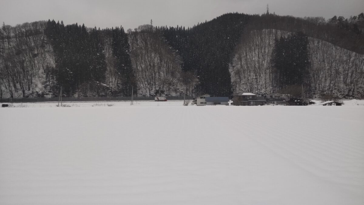 角館駅付近の田沢湖線からの雪景色の車窓