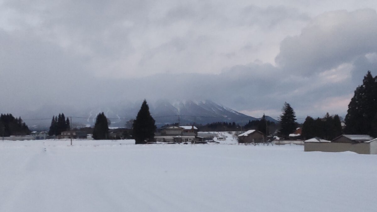 田沢湖線からの岩手山の眺め