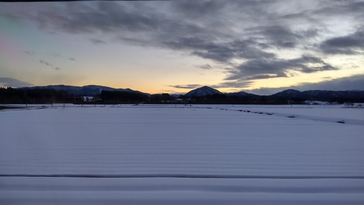 夕焼けと雪原がきれいな岩手県側の車窓