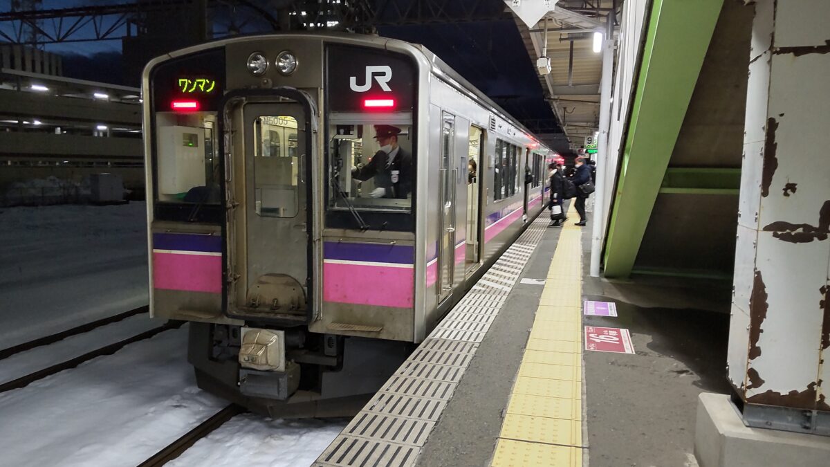 終点の盛岡駅に到着した田沢湖線の普通列車