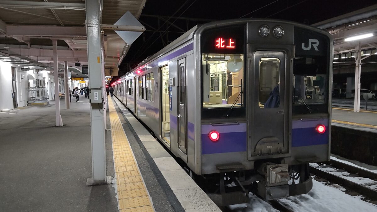 北上駅に到着した東北本線の普通列車