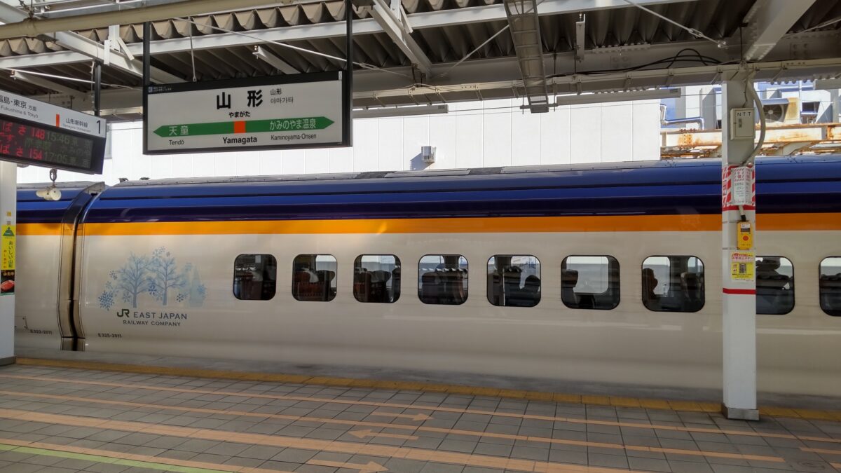 山形駅で発車を待つ「つばさ148号」