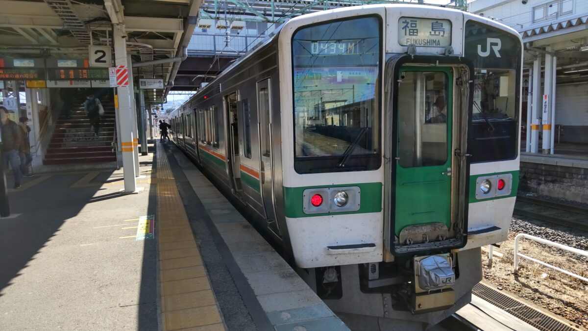 米沢駅で発車を待つ福島行きの普通列車