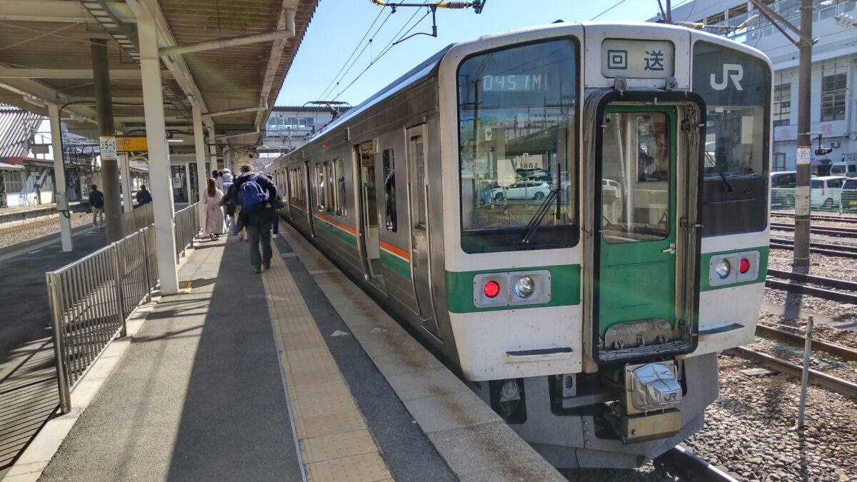 終点の福島駅に到着した奥羽本線の普通列車