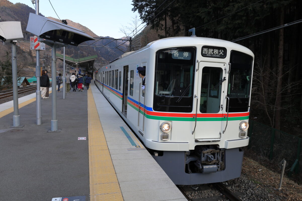 芦ヶ久保駅に到着した西武秩父線の普通電車