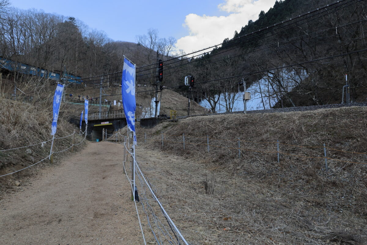 西武秩父線の線路の向こうに氷柱が見えてきた！