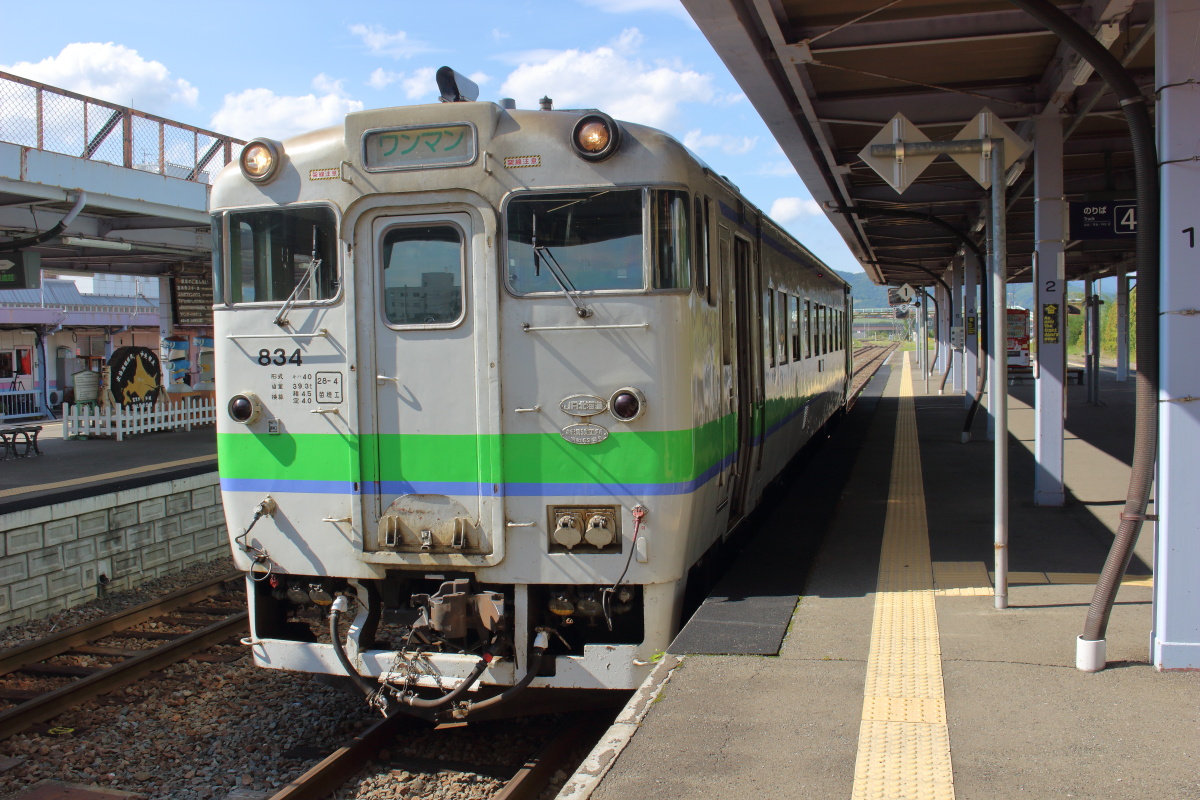 富良野駅で発車を待つ根室本線東鹿越行きの列車