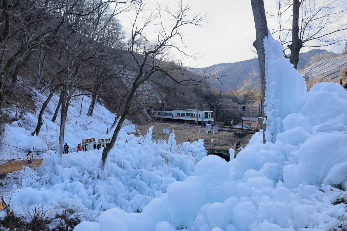 氷柱と西武秩父線の電車