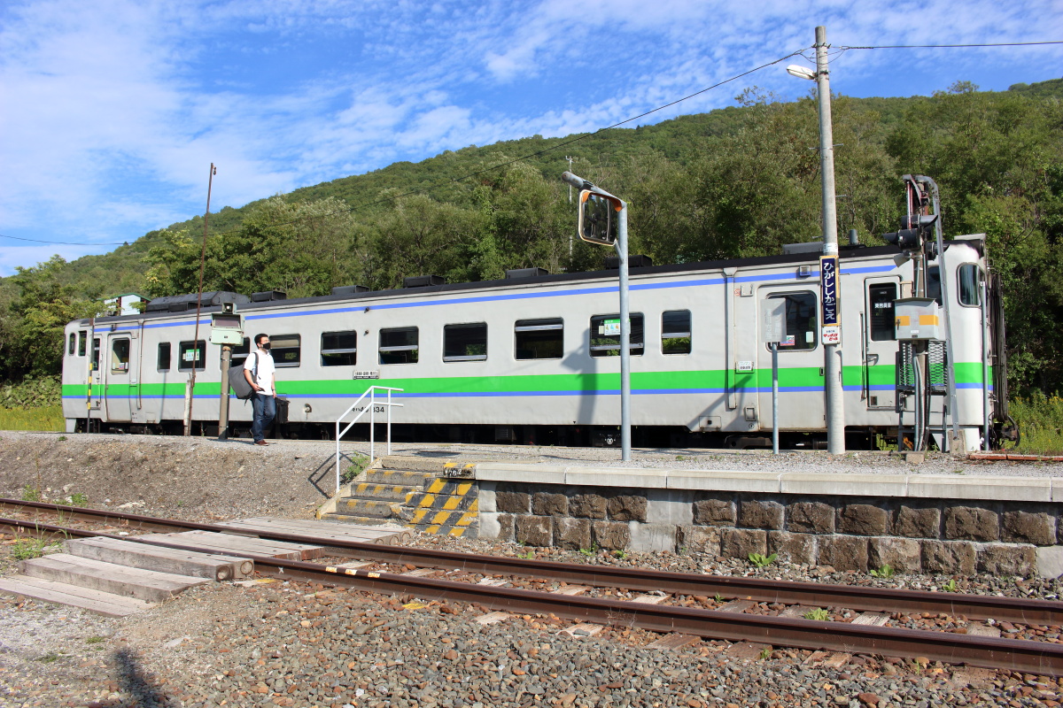 東鹿越駅に到着した根室本線の普通列車