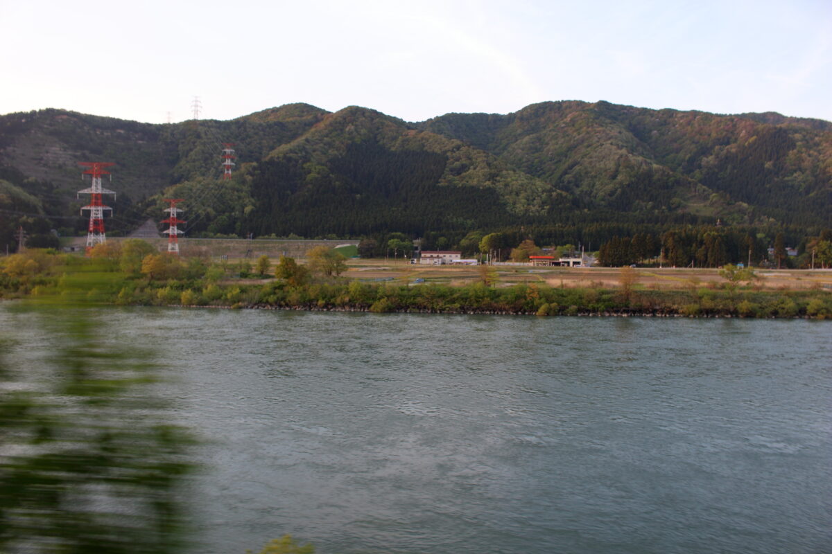 「SLばんえつ物語」から眺める阿賀野川の流れ