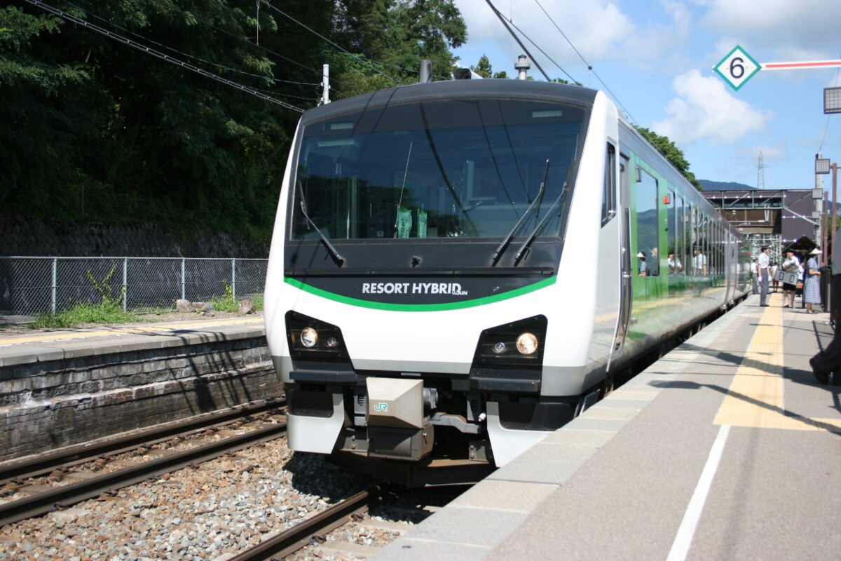 姨捨駅に停車中の「リゾートビューふるさと」