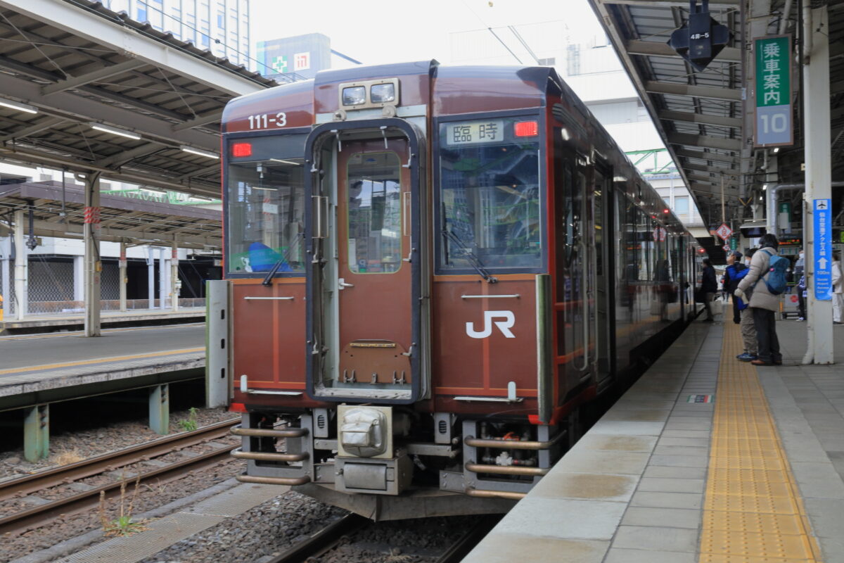 仙台駅4番線に入線した快速「湯けむり号」