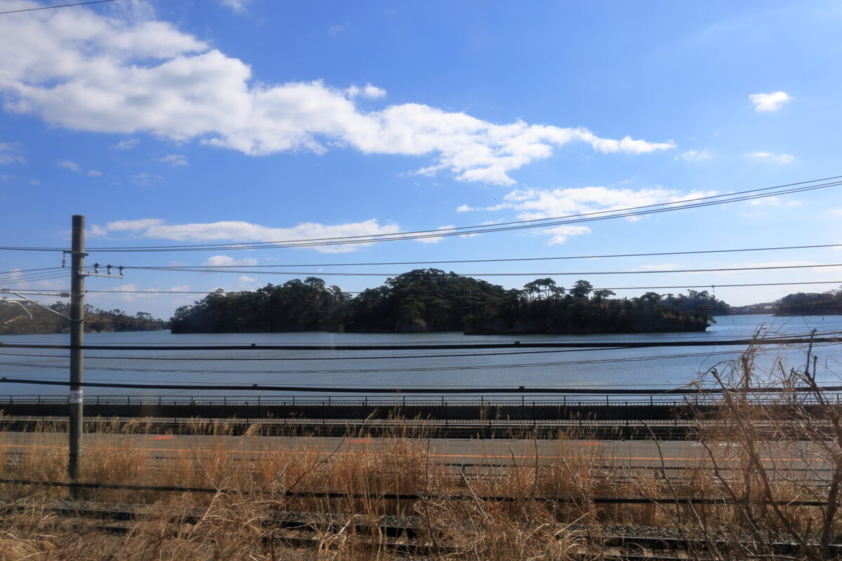 快速「湯けむり号」の車窓の見どころの一つ、松島湾