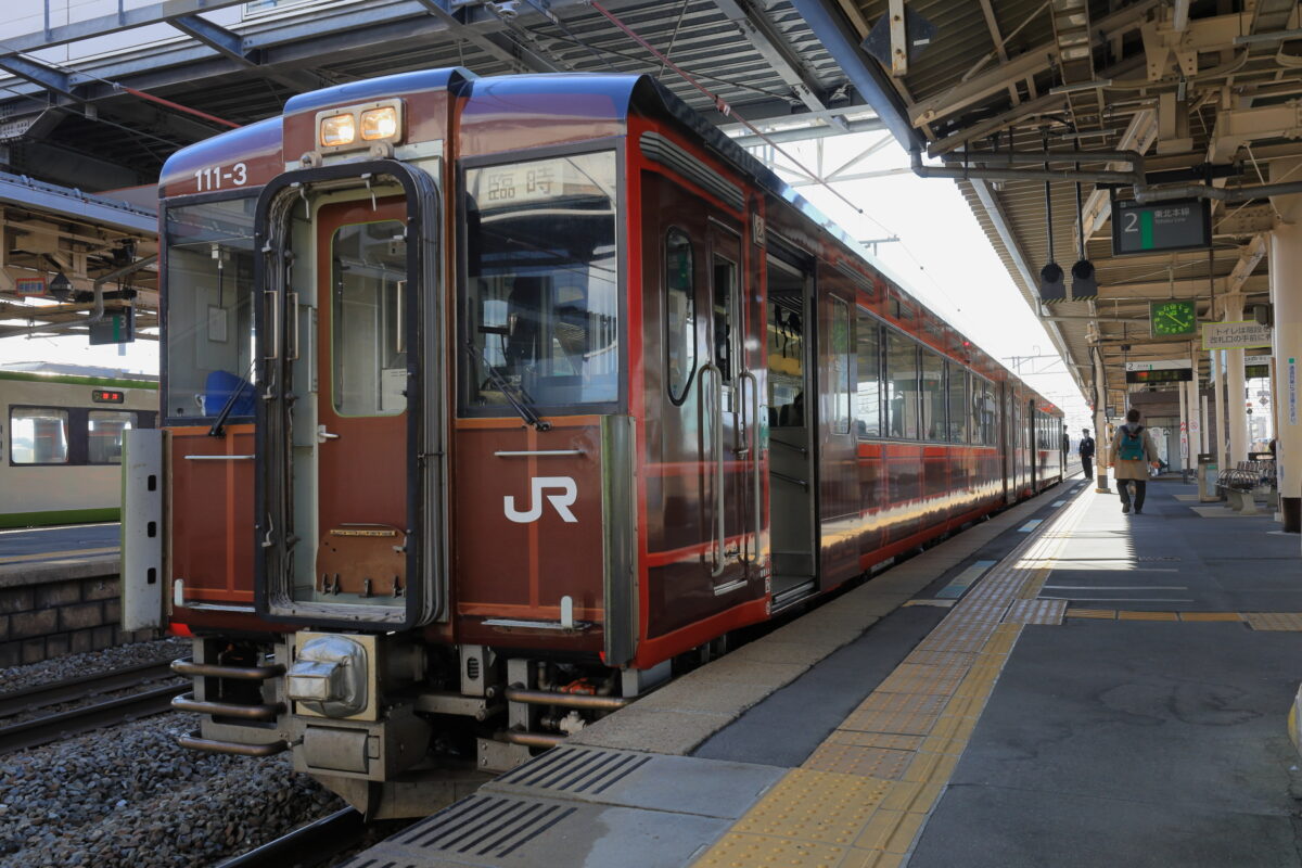 小牛田駅に停車中の快速「湯けむり号」