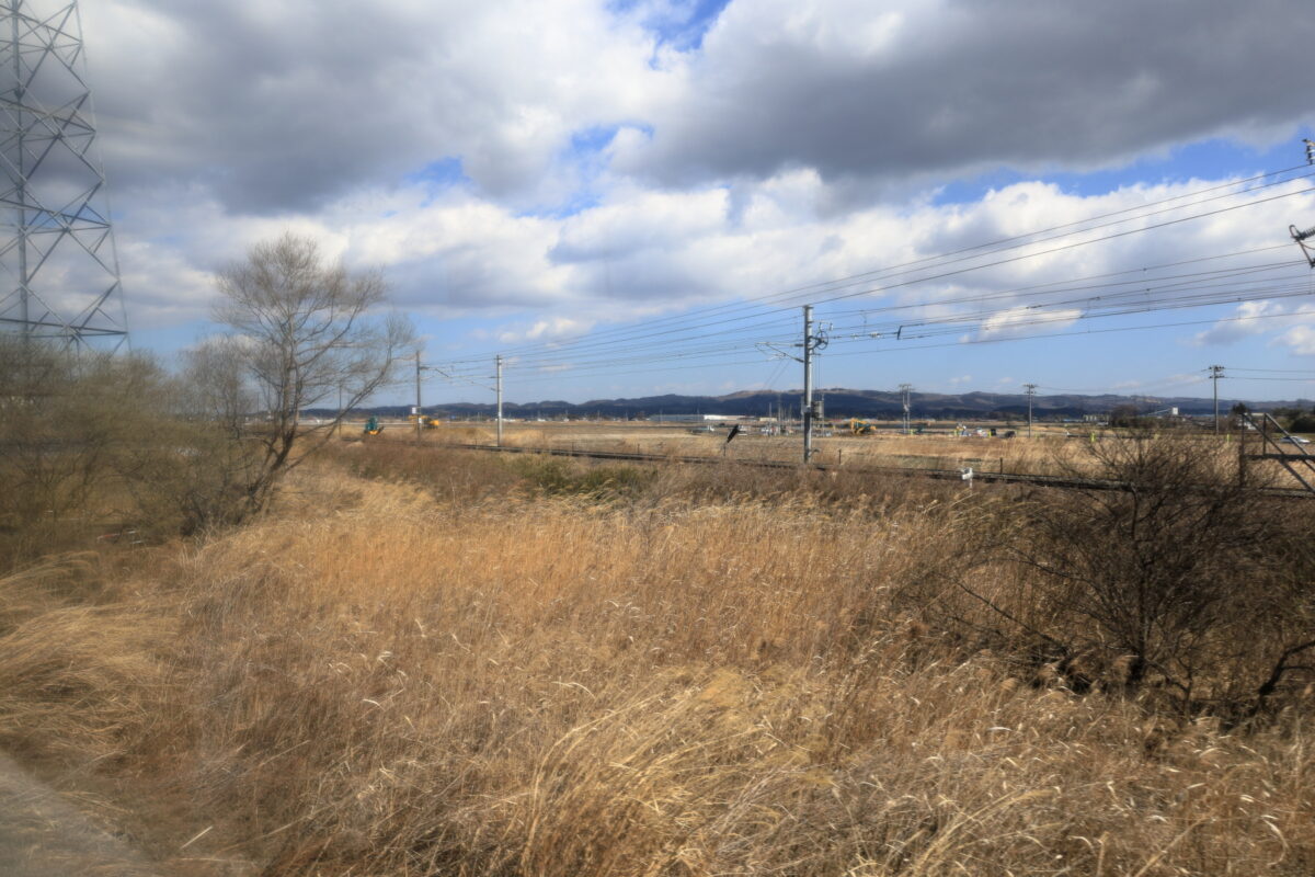 東北本線から分かれて陸羽東線に入る快速「湯けむり号」の車窓