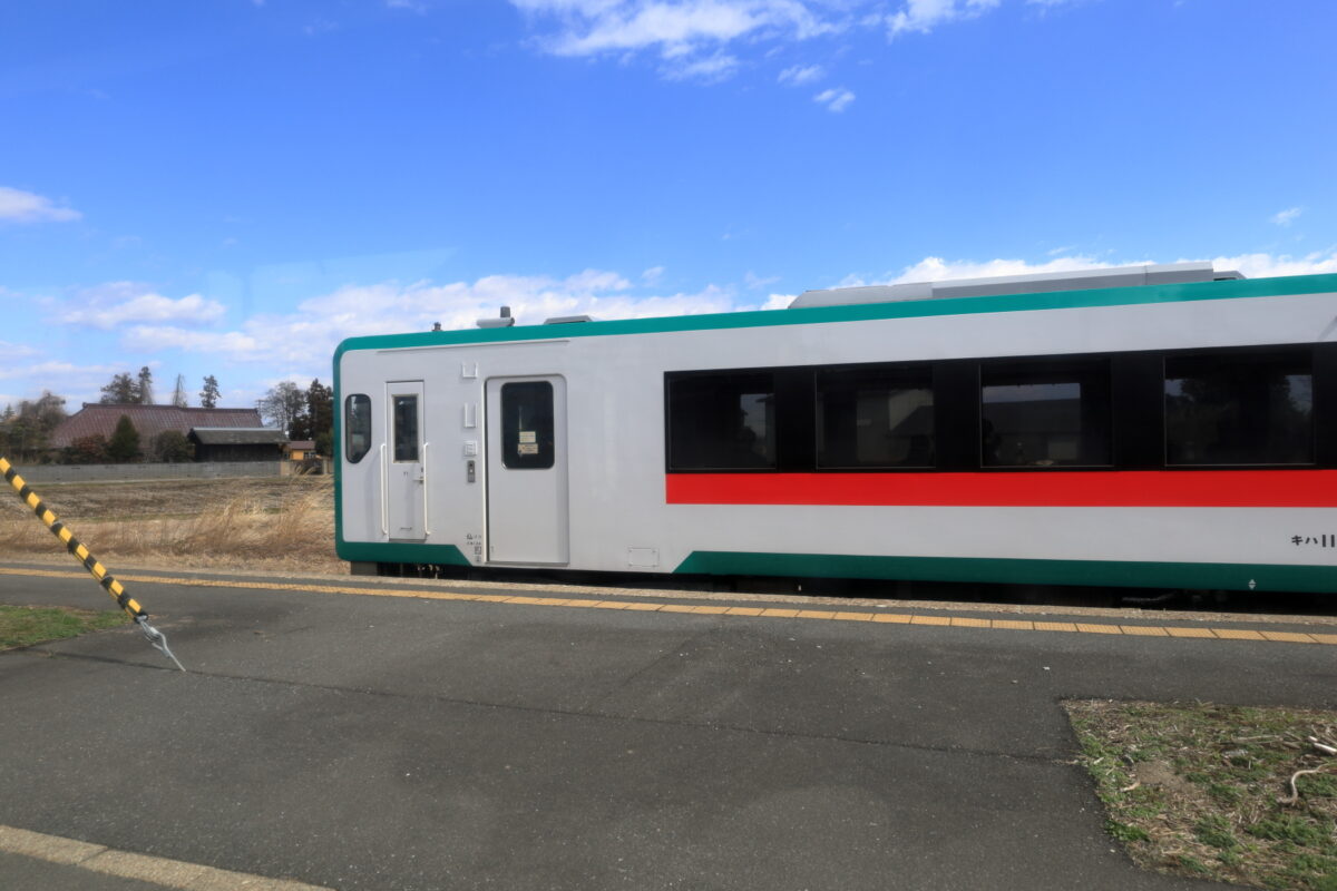 西古川駅で小牛田行きの普通列車と行き違い