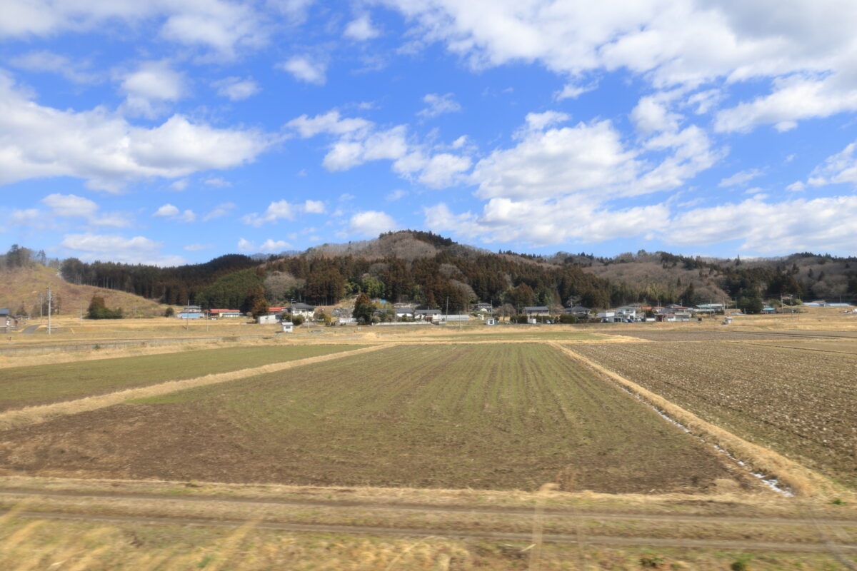 長閑な田園風景が続く快速「湯けむり号」の車窓