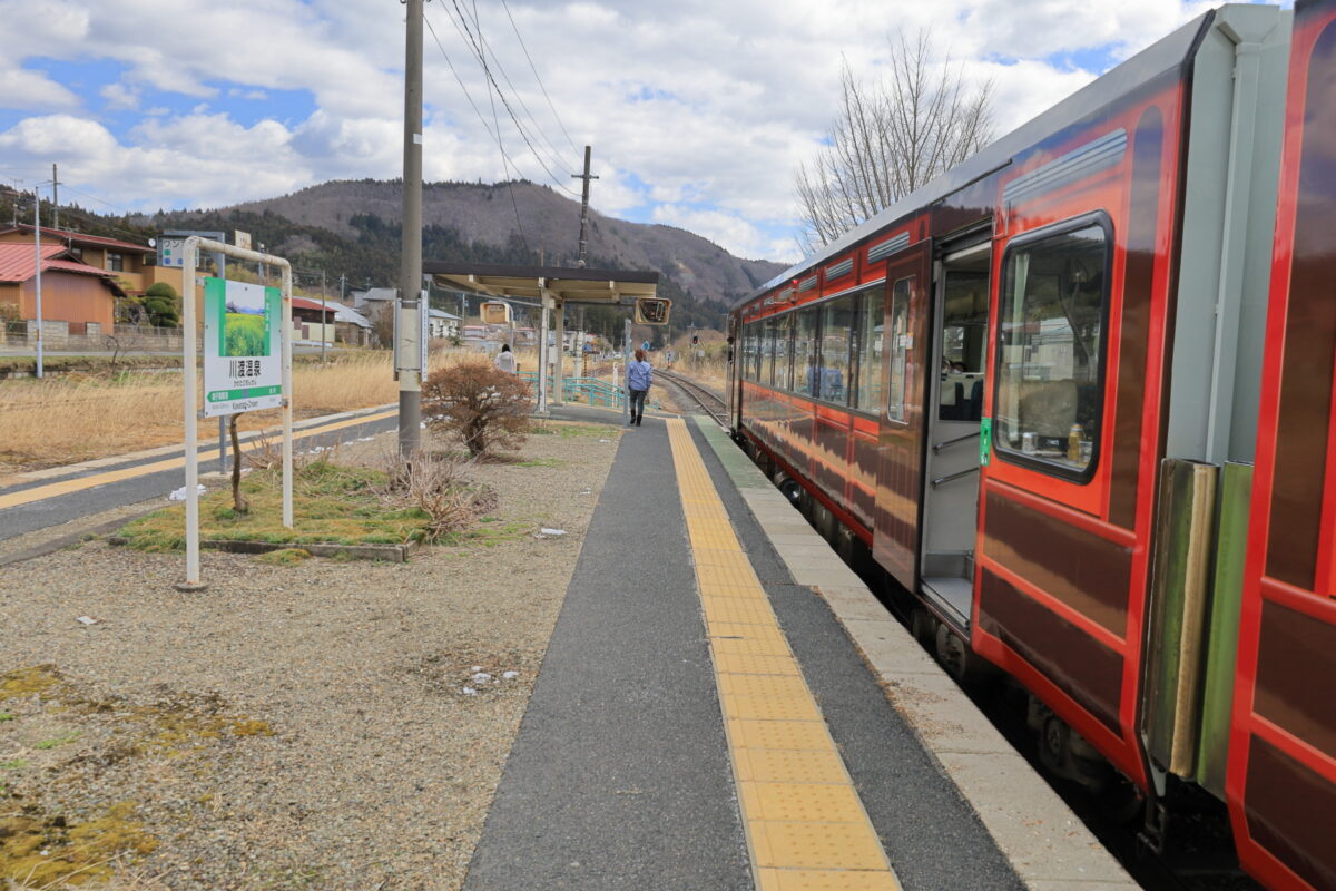 川渡温泉駅で普通列車との行き違いのために停車