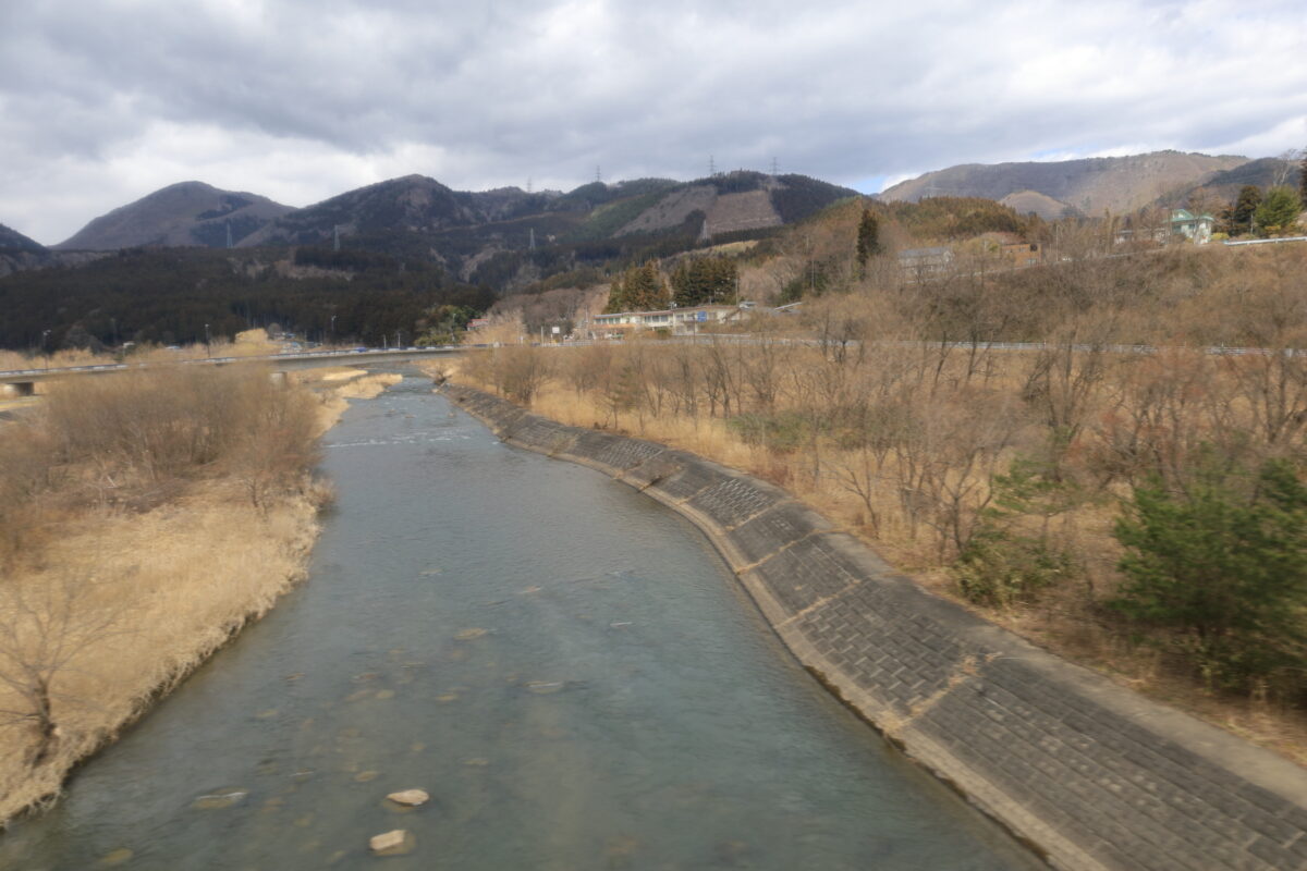 再び江合川を渡る快速「湯けむり号」の車窓