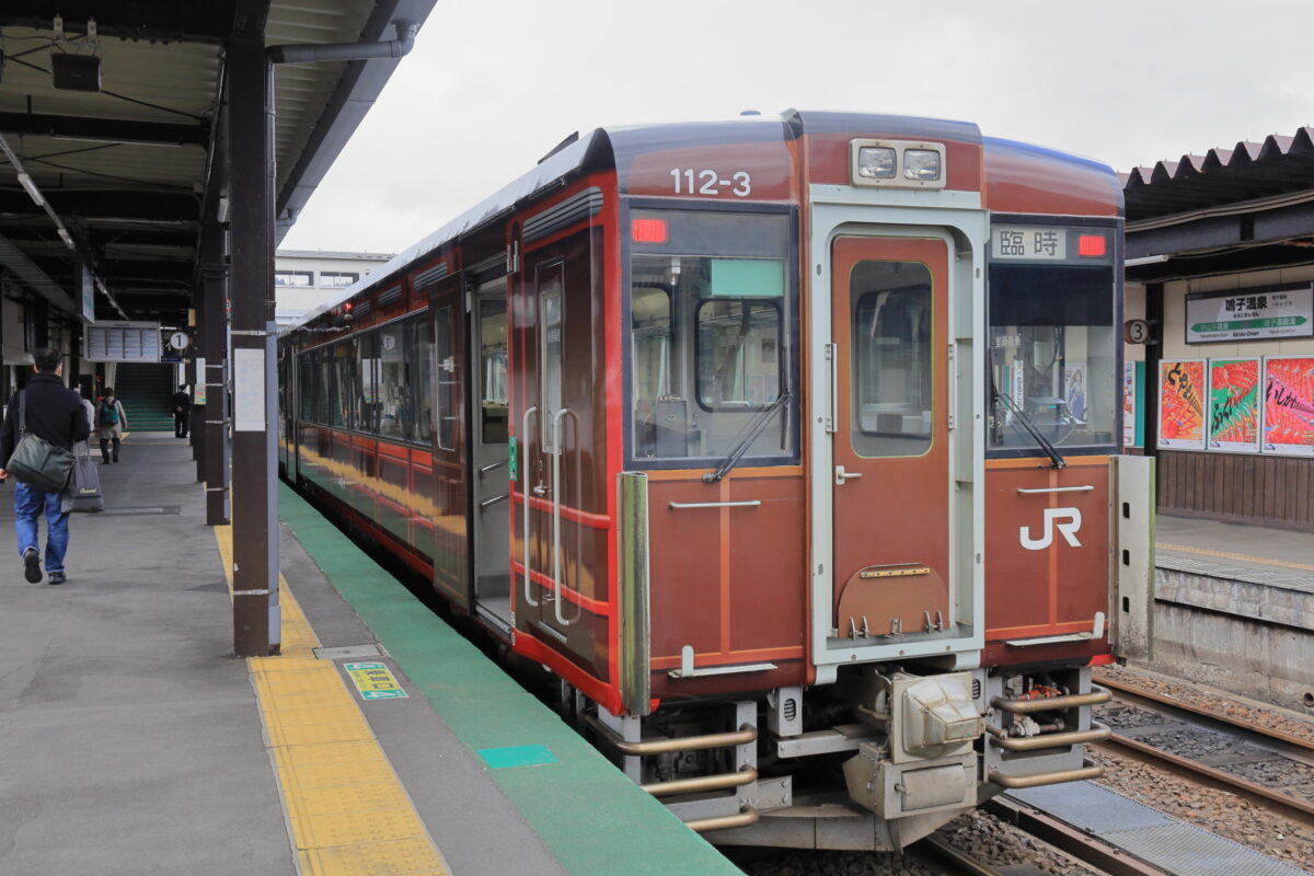 鳴子温泉駅に停車中の快速「湯けむり号」