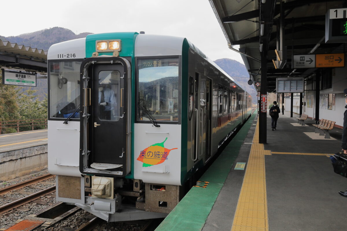 鳴子温泉駅で発車を待つ新庄行きの陸羽東線普通列車