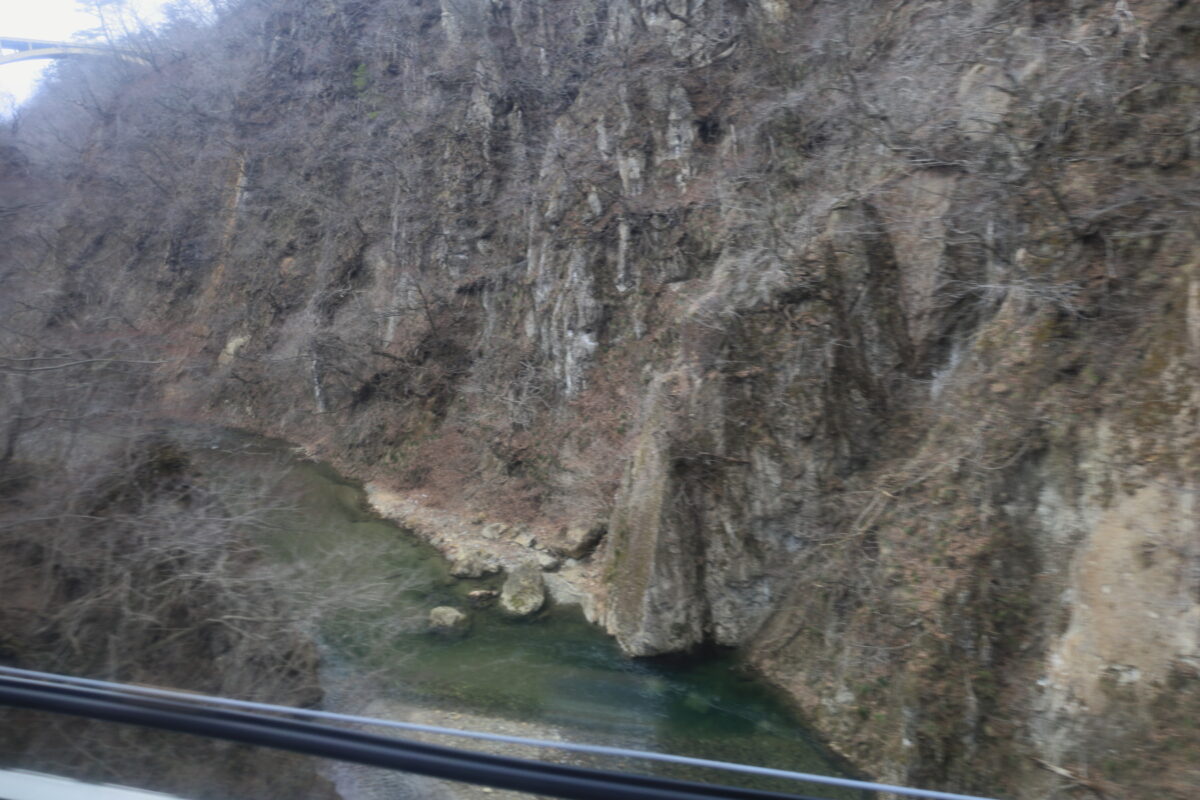 陸羽東線の列車から眺める鳴子峡