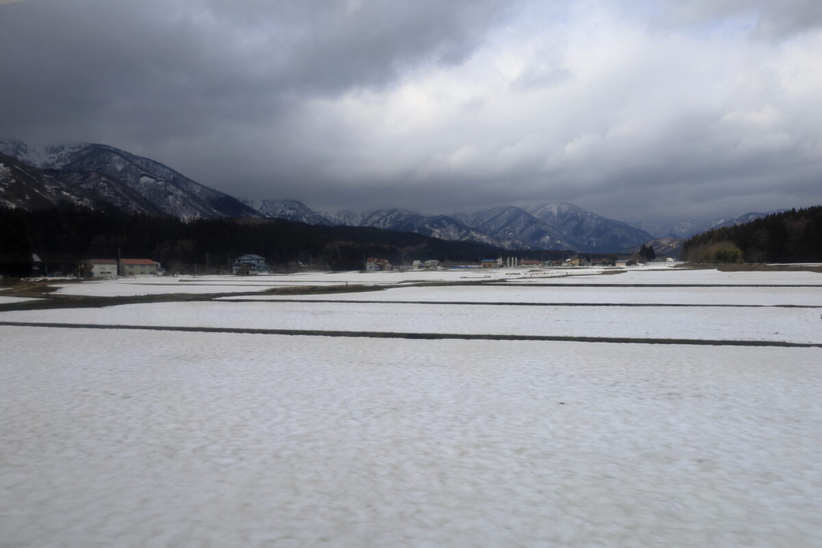 雪が多く残る陸羽東線の山形県側の車窓