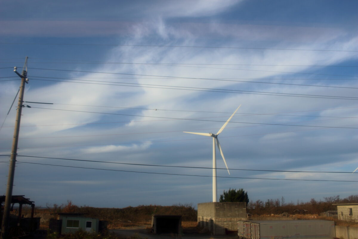 海岸沿いに建つ風力発電の風車