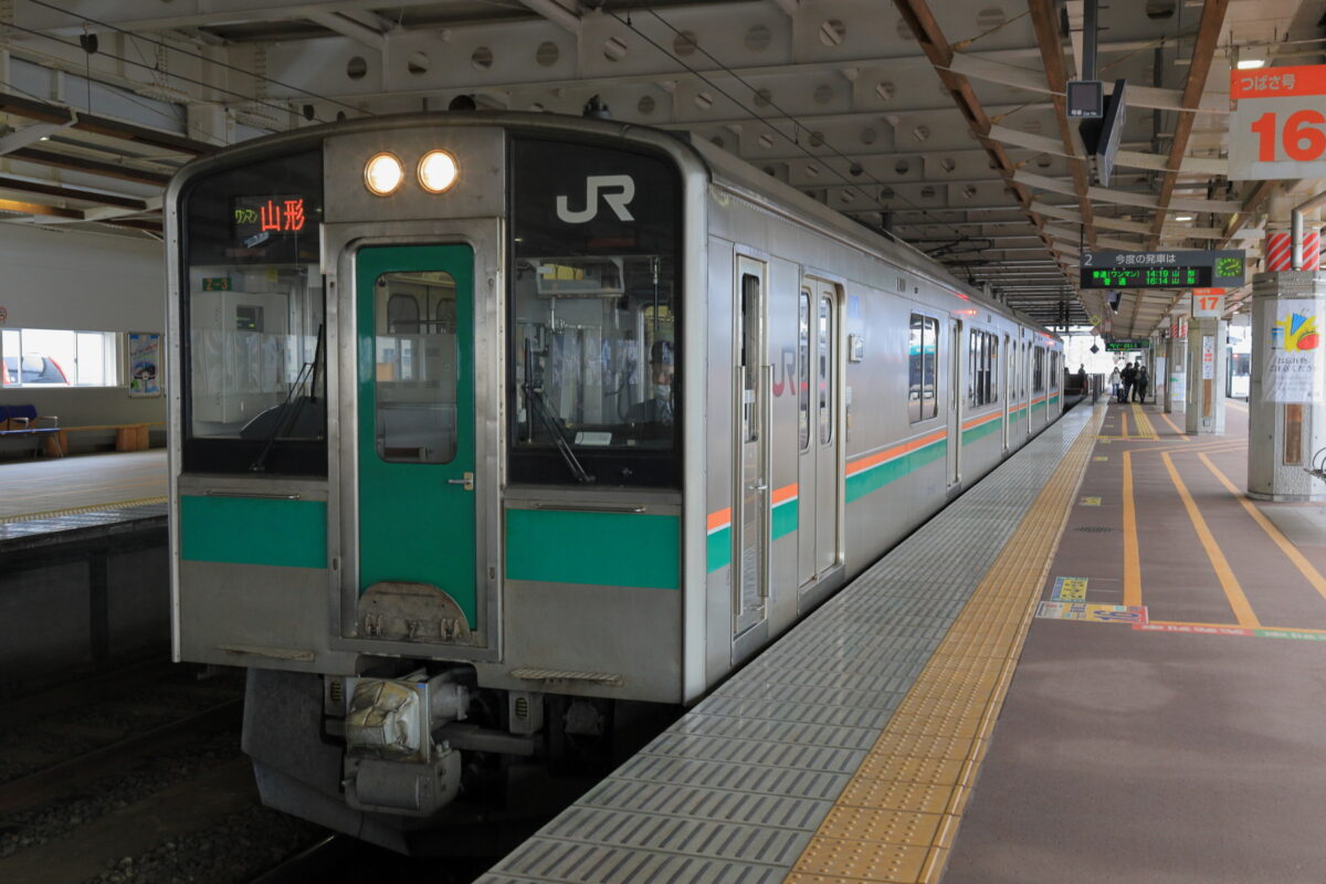 新庄駅で発車を待つ奥羽本線 山形行きの普通列車