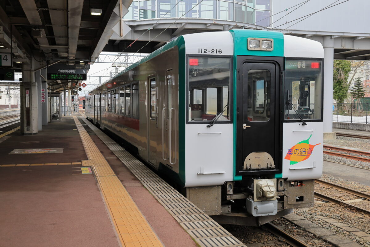 新庄駅に到着した陸羽東線の普通列車