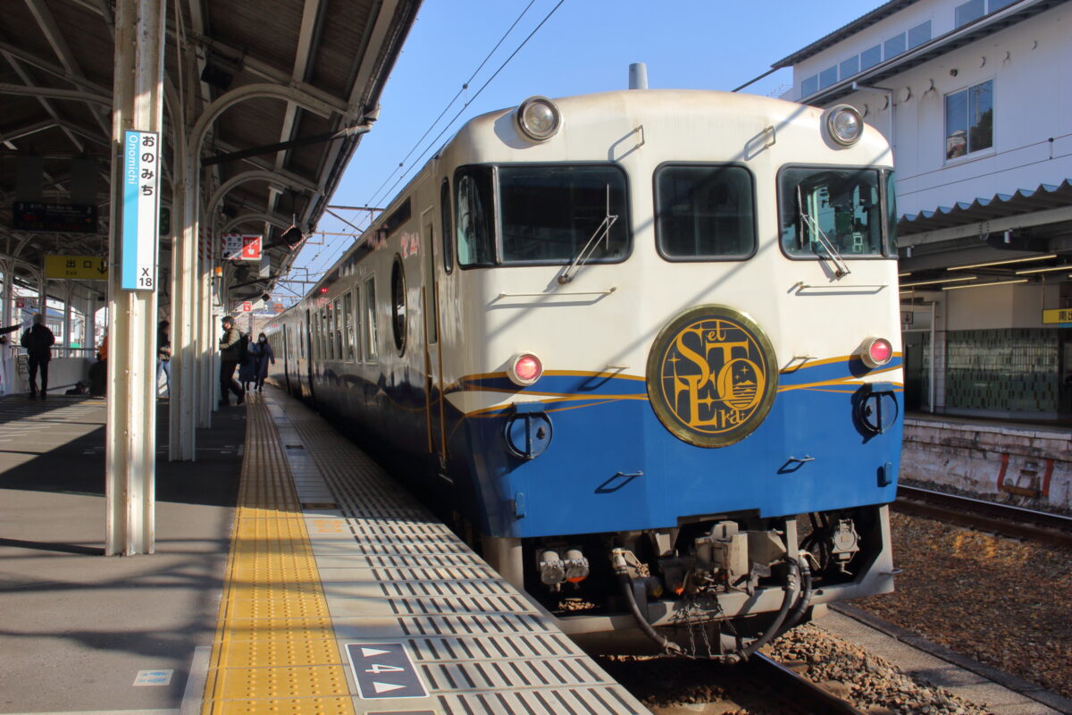 尾道駅に到着した観光列車「etSETOra」