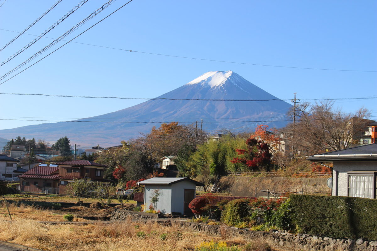 下吉田駅近くからの富士山