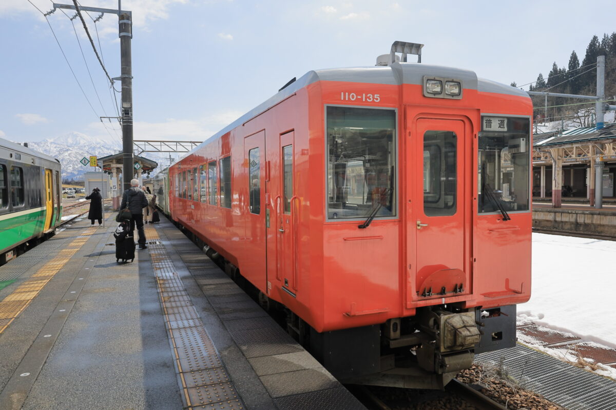 小出駅で発車を待つ只見線の列車