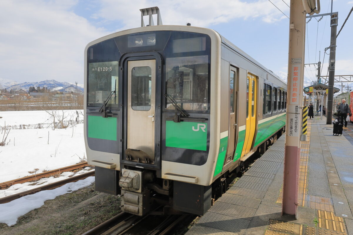 小出駅の5番線に停車していた只見線キハE120形