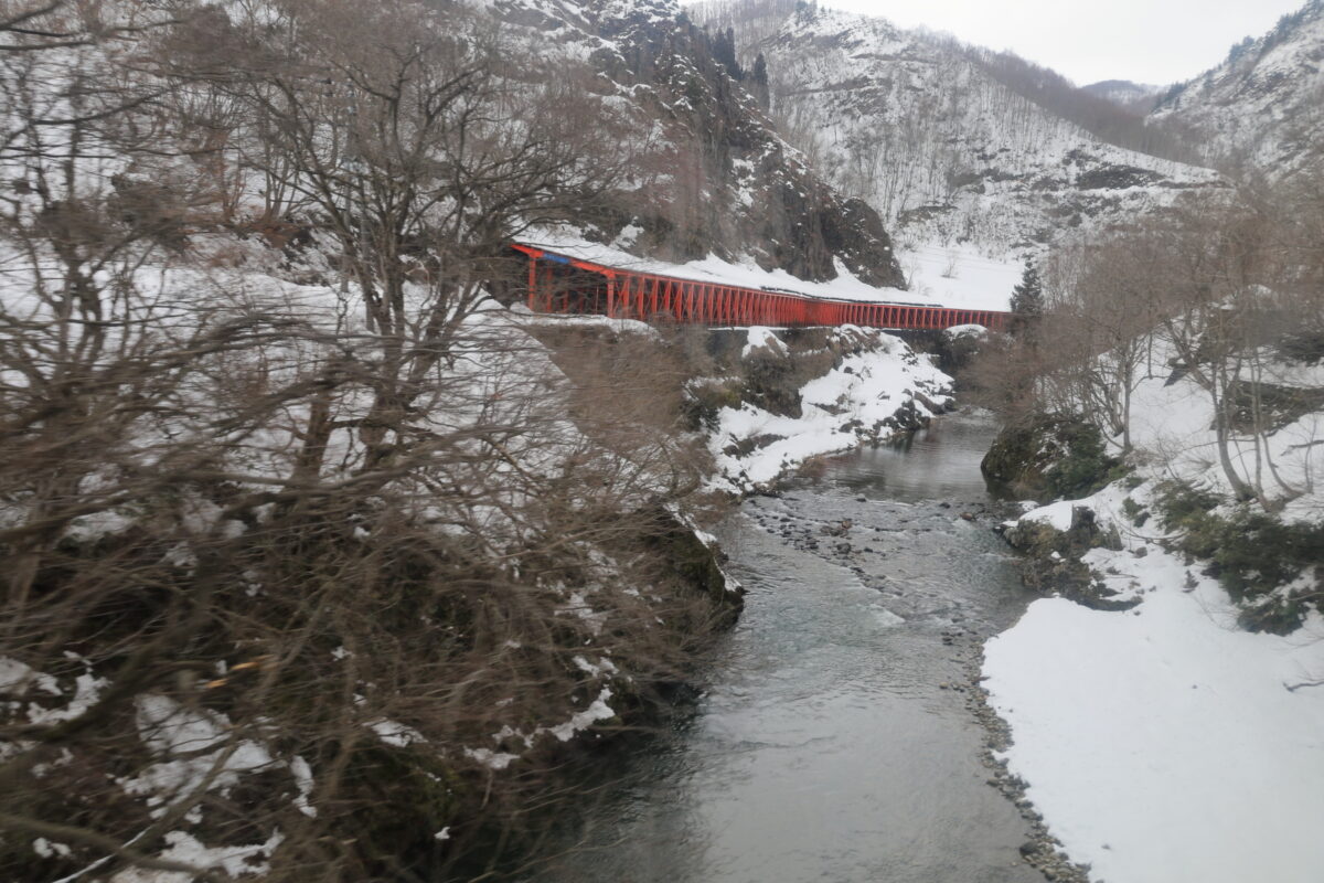 次第に険しい地形になる破間川沿いの車窓