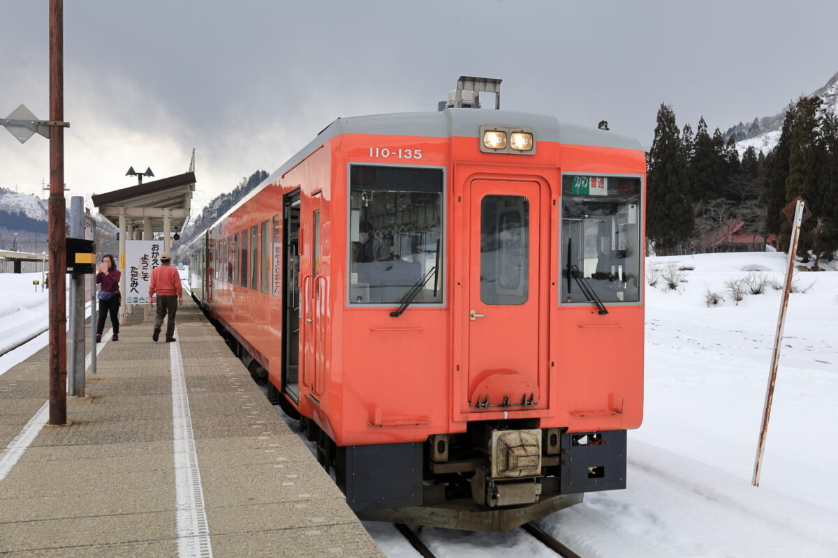 長いトンネルを抜けて只見駅に到着した只見線の普通列車