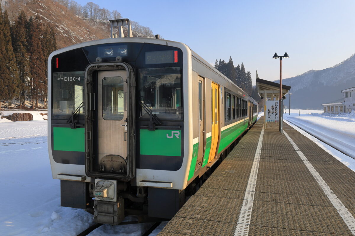 只見駅で発車を待つ会津若松行きの普通列車