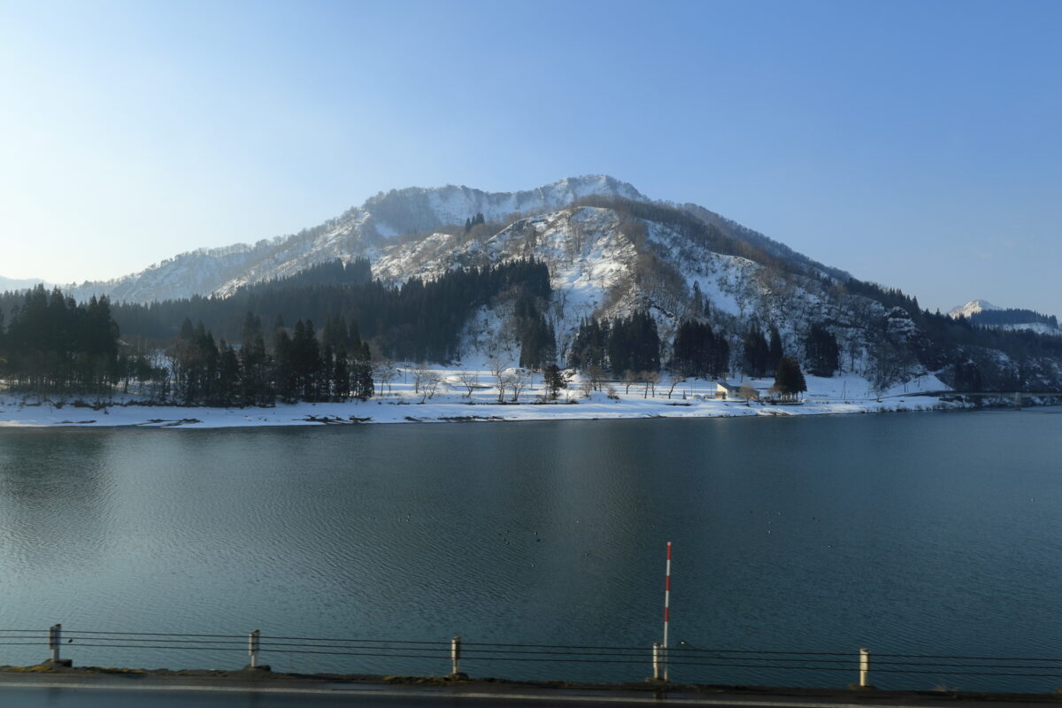 雪景色の中、ゆったりと流れる只見川