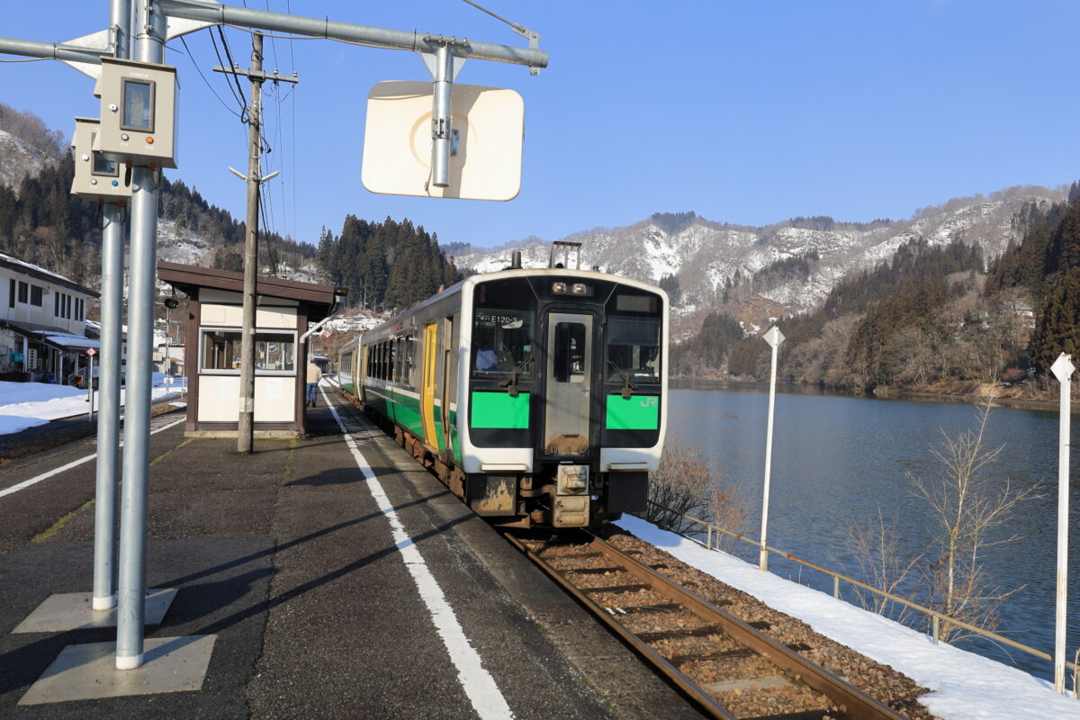 只見川沿いの会津川口駅に停車中の只見線の列車