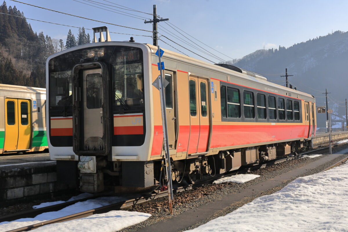 国鉄色に塗装されたキハE120形の対向列車