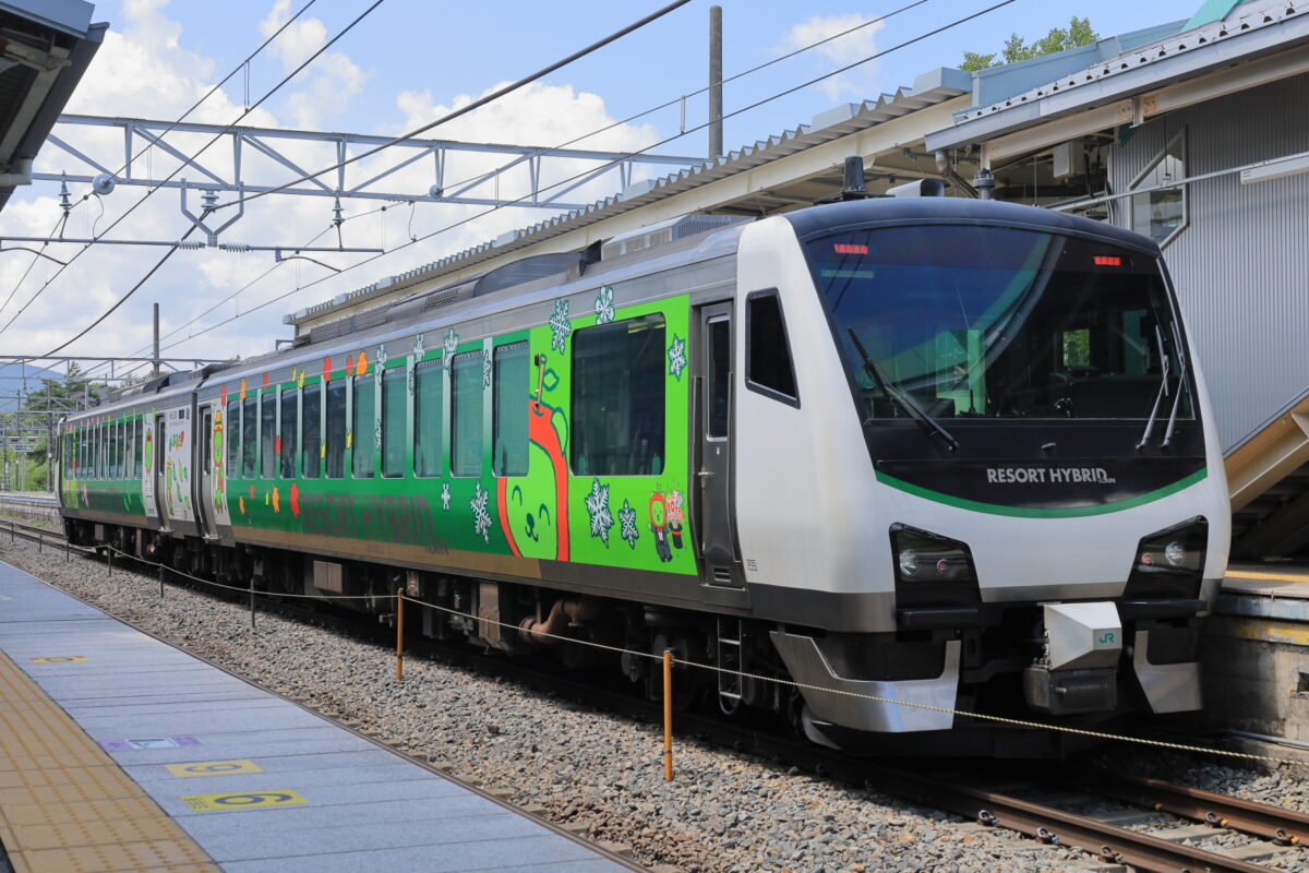 富士見駅2番線に停車している「リゾートビュー諏訪湖」